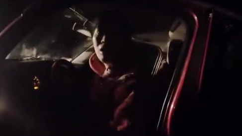 【丈夫醉驾妻子“顶包” 孩子道出真相】合肥庐江县盛桥交警中队民警在路面进行盘查,一辆红色面